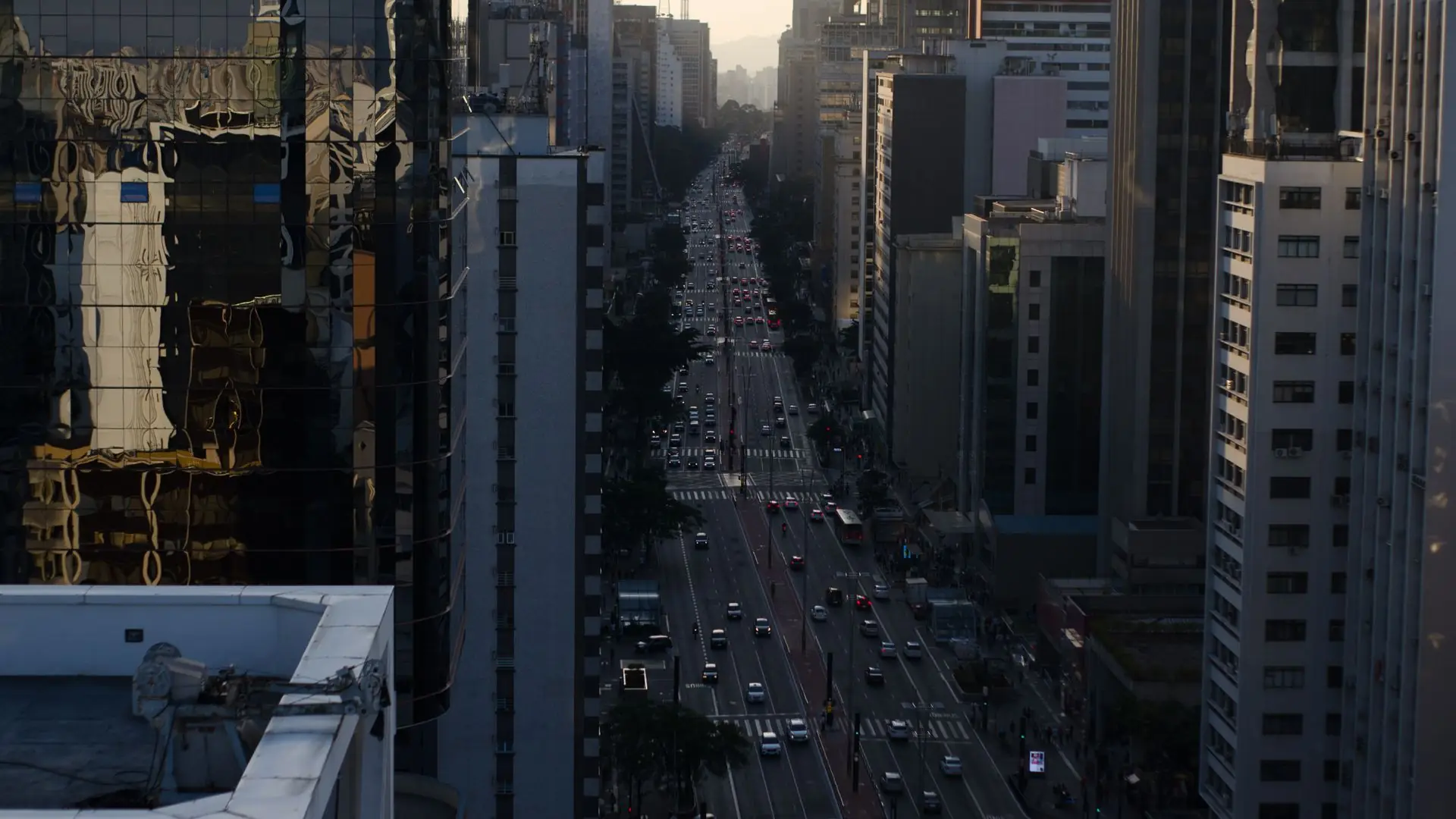 Vista aérea da Avenida Paulista ao entardecer — Paiva Associados, escritório em São Paulo